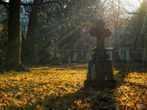 Parkoviště před hřbitovy lákají v tomto čase zloděje, během chvilky napáchají velké škody