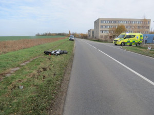 Řidič auta vytlačil předjíždějícího motorkáře ze silnice a z místa nehody ujel. Motorkář se zranil