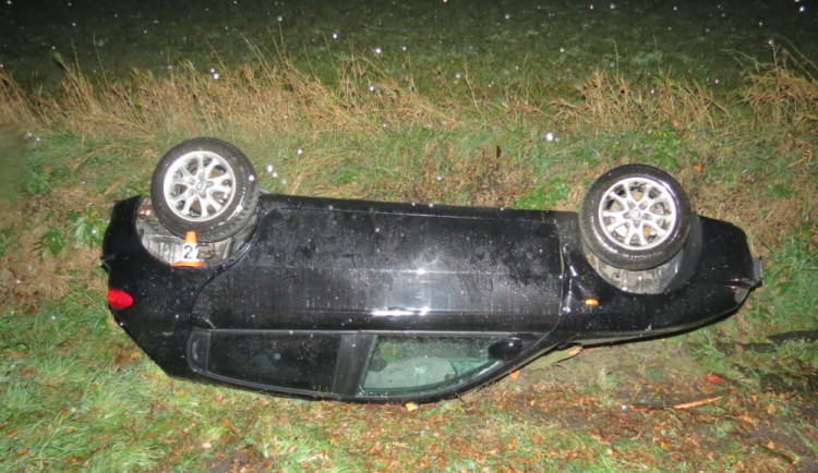 Řidič se snažil vyhnout zvířeti, které mu přeběhlo přes cestu. Dostal smyk a skončil v příkopě