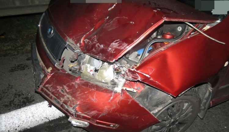 Včerejší srážka tří aut na dálnici u Křelova způsobila škodu za sto tisíc, jedno auto z místa nehody ujelo