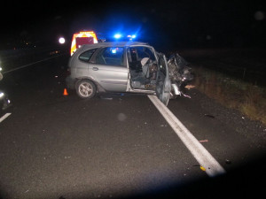 Z Peugeotu upadlo kolo na dálnici. Projíždějící zvědavec naboural do svodidel a do něj narazilo další auto