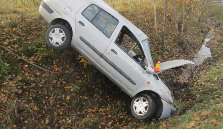U Výklek na křižovatce došlo k dopravní nehodě, jeden z řidičů musel být letecky transportován do nemocnice