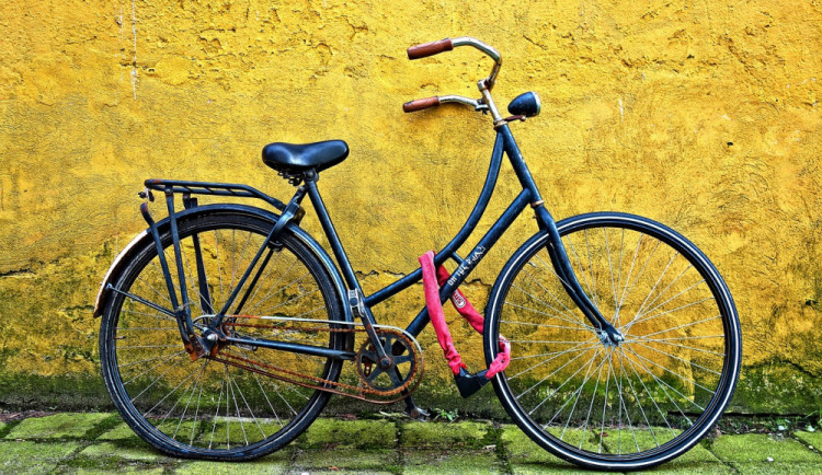 Mladík si opřel kolo o lavičku a zajistil ho zámkem. Po dvou hodinách bylo kolo pryč, zloděj zámek odlomil