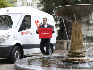 Řidič v dodávce při couvání z chodníku ve Stiborově ulici srazil seniorku, ta skončila v nemocnici