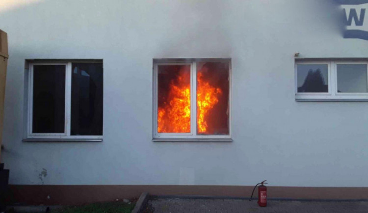 Tisíc litrů horkého oleje vzplálo v kalírně kvůli závadě. Požár napáchal statisícové škody