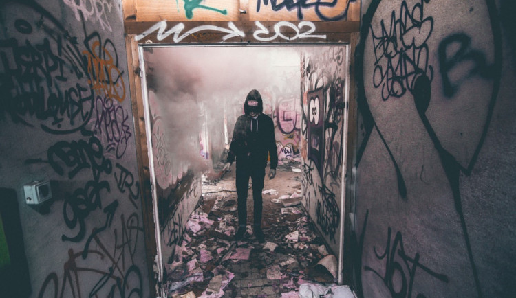 Vandal posprejoval barevnými spreji vlak, napáchal tak škodu za deset tisíc a hrozí mu rok ve vězení