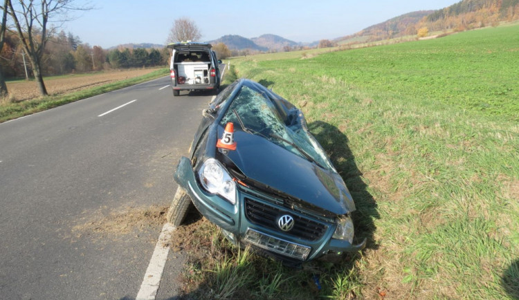 Řidič nezvládl zatáčku a skončil s autem v poli. Zraněné pasažéry museli vyprostit hasiči, vzlétl i vrtulník