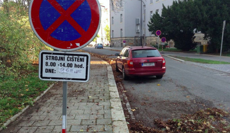 Hned pět aut stálo na ulici Jiřího z Poděbrad, kde mělo probíhat blokové čištění