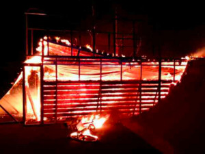 FOTO/VIDEO: Na neředínském letišti kompletně shořela rampa ve skateparku. Nespíš ji zapálily děti