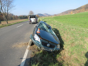 Řidič nezvládl zatáčku a skončil s autem v poli. Zraněné pasažéry museli vyprostit hasiči, vzlétl i vrtulník