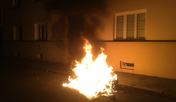 Dnes ráno hořel kontejner v Aksamitově ulici. Pachatele policie nedopadla