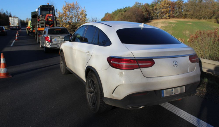 Cizinec v Mercedesu zranil posádku Fabie. Policie po nehodě zjistila, že se po Mercedesu pátrá v Německu