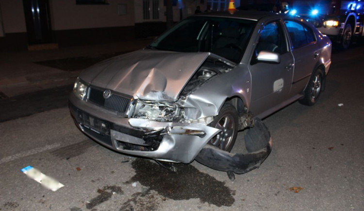 Řidič Octavie přejel do protisměru, kde narazil do zaparkovaného Mercedesu, který byl odhozen na další auto