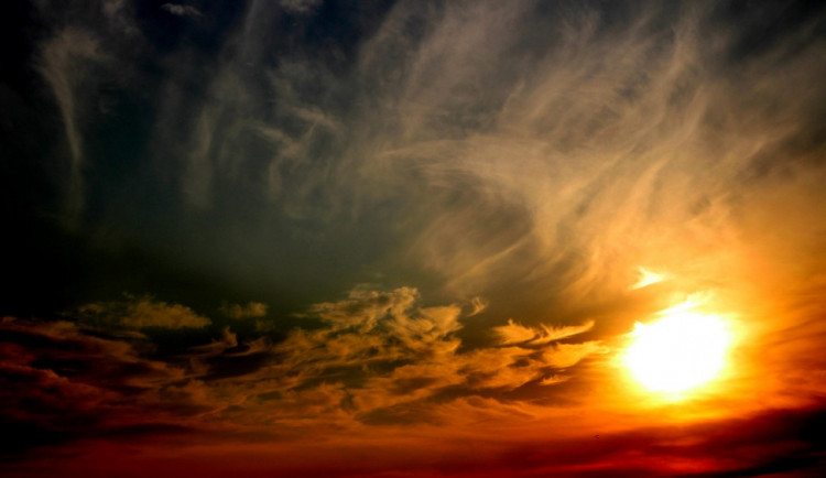 POČASÍ NA NEDĚLI: Na konci víkendu bude zataženo, místy zaprší a povane mírný vítr