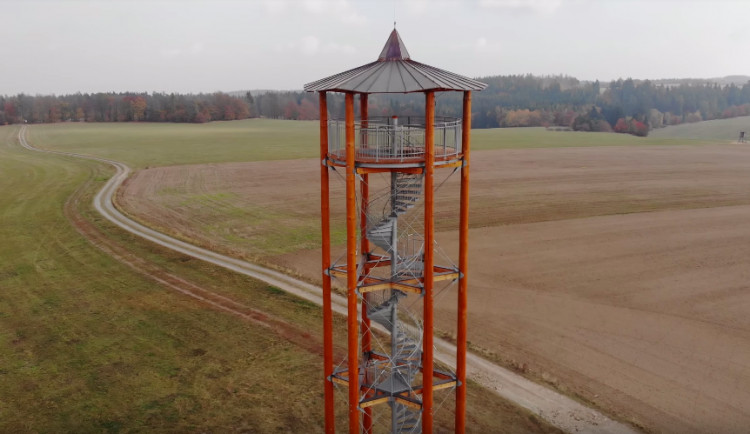 Z nové rozhledny Kopaninka u Repech lze vidět až na Jeseníky či Orlické hory