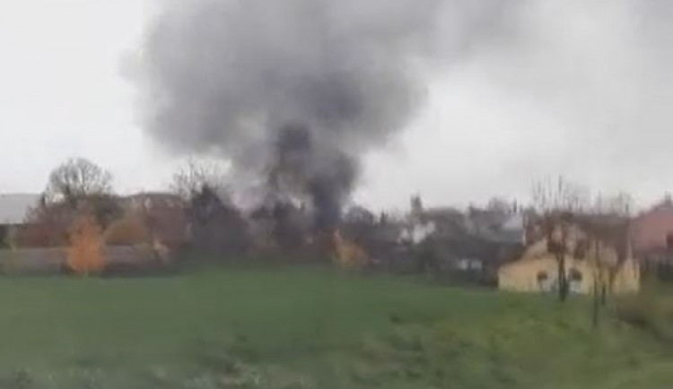 AKTUÁLNĚ: U požáru stodoly v Přáslavicích zasahuje šest jednotek hasičů