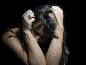 Více než polovina lidí si v Česku myslí, že si za znásilnění může žena sama