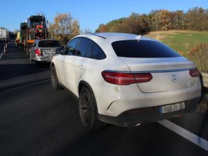 Cizinec v Mercedesu zranil posádku Fabie. Policie po nehodě zjistila, že se po Mercedesu pátrá v Německu