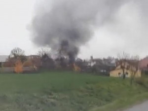AKTUÁLNĚ: U požáru stodoly v Přáslavicích zasahuje šest jednotek hasičů