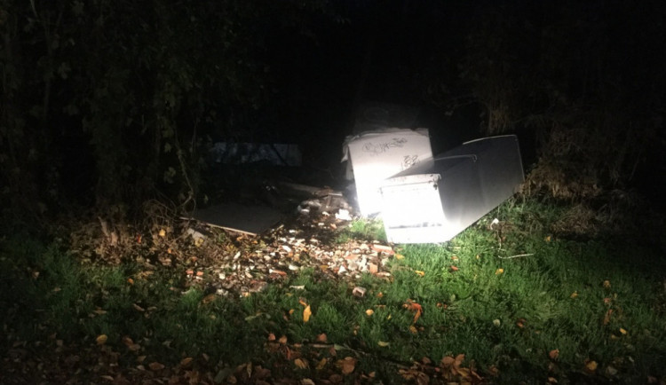 Muž vyhodil starou lednici do trávy a dopustil se tak přestupku. Policie řešila desítky případů v souvislosti se zakládáním skládek