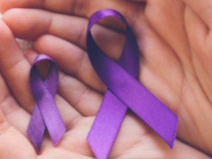 Olomoucká radnice zazáří fialovou barvou, na čtvrtek připadá Světový den rakoviny slinivky břišní