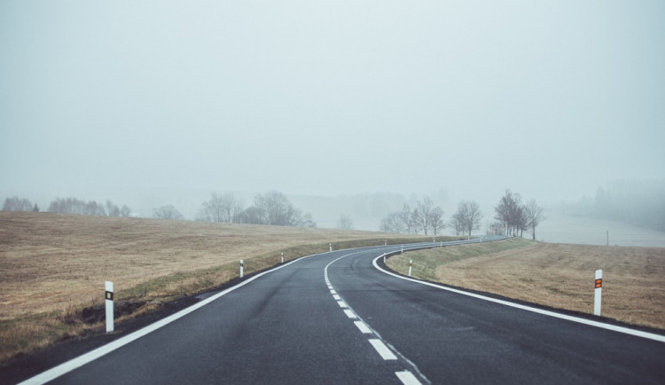 AKTUÁLNĚ: Dálnice D35 je uzavřená, převrátil se na ní kamion převážející cement