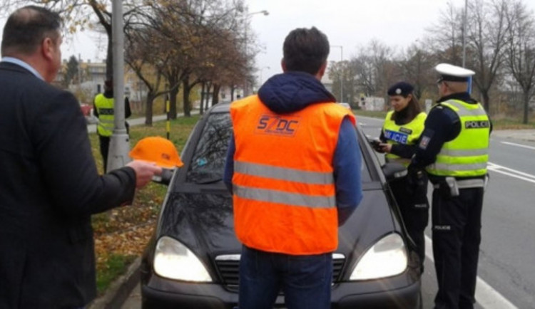 Policisté se během dopravní bezpečnostní akce zaměřili na chodce a řidiče, jezdilo se na červenou