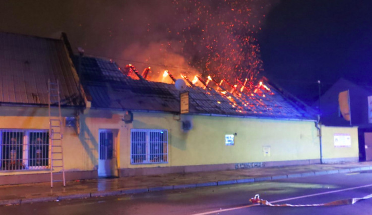 FOTO/VIDEO: V Holici nad ránem kompetně vyhořelo bistro