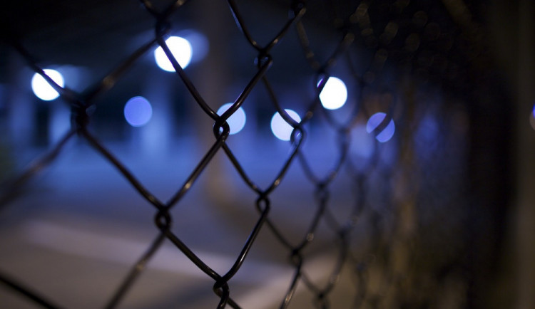 Zloděj se vloupal do domu a ukradl motorovou pilu, slivovici, zavařeniny a maso