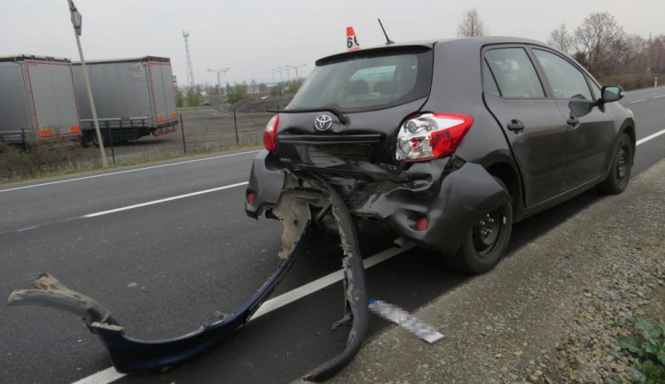 Řidič se dostatečně nevěnoval řízení a zezadu narazil do stojícího osobáku