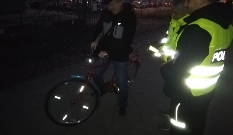 Během preventivní bezpečnostní akce rozdávali policisté reflexní pásky cyklistům
