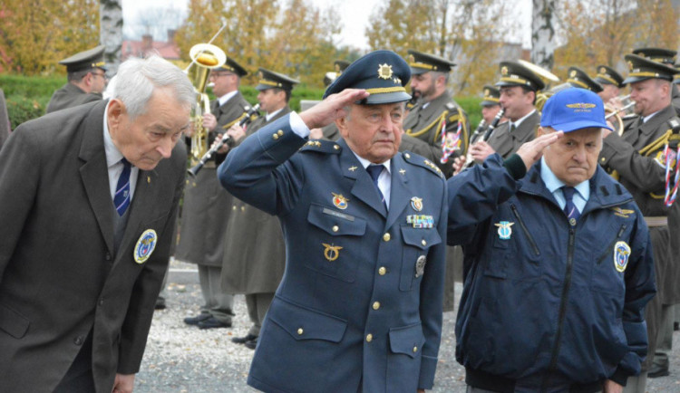 FOTO: Olomoučané si připomněli Den veteránů na hřbitovech v Neředíně a Černovíře a u pomníku v Řepčíně
