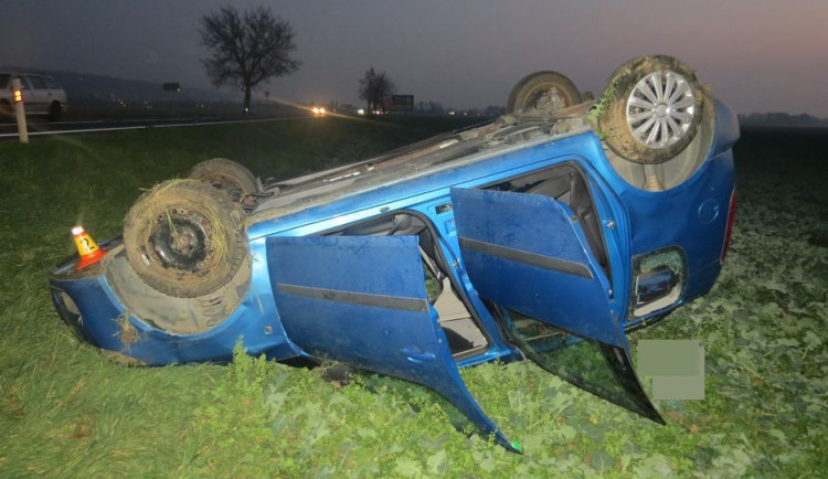 Devatenáctiletý mladík zapříčinil u Bělkovic nehodu osobáku, ve kterém se zranila řidička a dvě děti