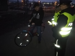 Během preventivní bezpečnostní akce rozdávali policisté reflexní pásky cyklistům