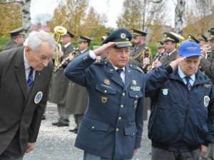 FOTO: Olomoučané si připomněli Den veteránů na hřbitovech v Neředíně a Černovíře a u pomníku v Řepčíně