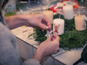 Chystá se dvacátý ročník Věncování, výtěžek z prodeje adventních věnců pomůže nemocným dětem