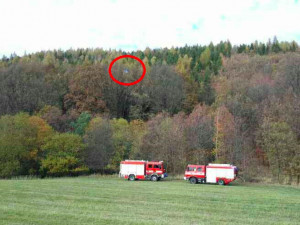 FOTO: Hasiči dvě hodiny zachraňovali paraglidistku, která zůstala viset na stromě patnáct metrů nad zemí