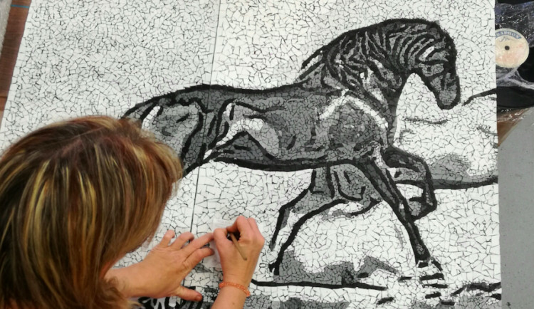 V Olomouci vzniká největší mozaikový obraz z gramofonových desek, je seskládán ze 40 tisíc střípků