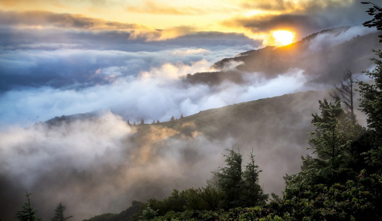 POČASÍ NA PÁTEK: Poslední pracovní den bude mlhavý, chladný a bude vát vítr
