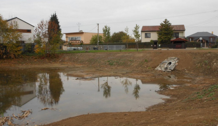 FOTO: Ve Šternberku byla dokončena revitalizace vodní nádrže. Stála tři miliony