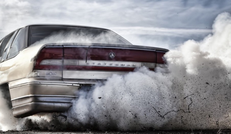 Opilý senior túroval na křižovatce své auto a bránil tím ostatním v průjezdu, řidiči ho odtlačili