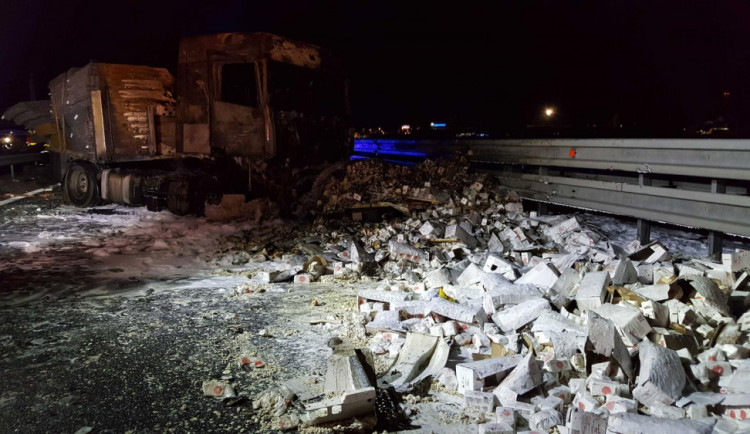 FOTOGALERIE: Na dálnici mezi Olomoucí a Vyškovem hořely dva kamiony a dodávka, jeden člověk se zranil