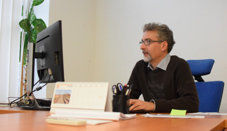 Pro mne je jednání reportérů za hranou, považuji to za osobní štvanici na premiéra, říká olomoucký primátor Žbánek