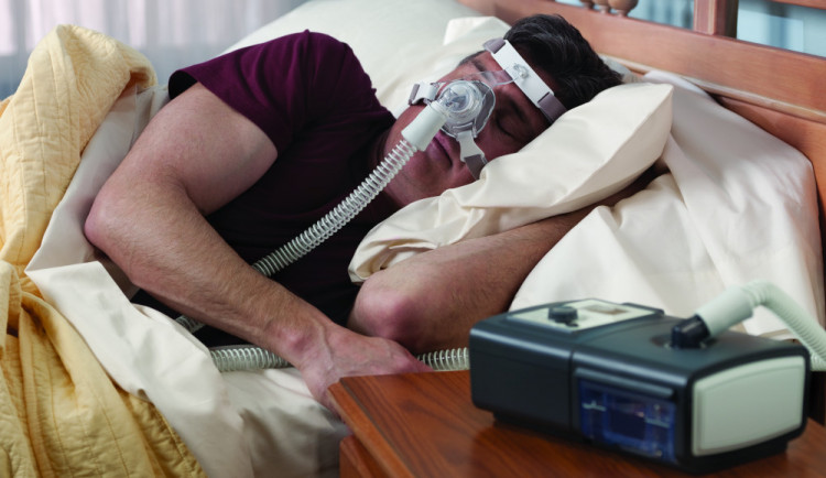 Zloděj ukradl z vlaku lékařský přístroj pro léčbu spánkové apnoe, hrozí mu až dva roky ve vězení