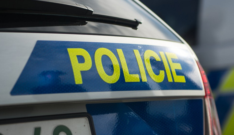 Policie několik hodin hledala seniora z léčebny, chytili ho dezorientovaného v autě s cizí poznávací značkou