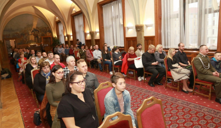 FOTO: Čtyřicet dárců krve si na olomoucké radnici převzalo zlaté medaile za čtyřicet odběrů