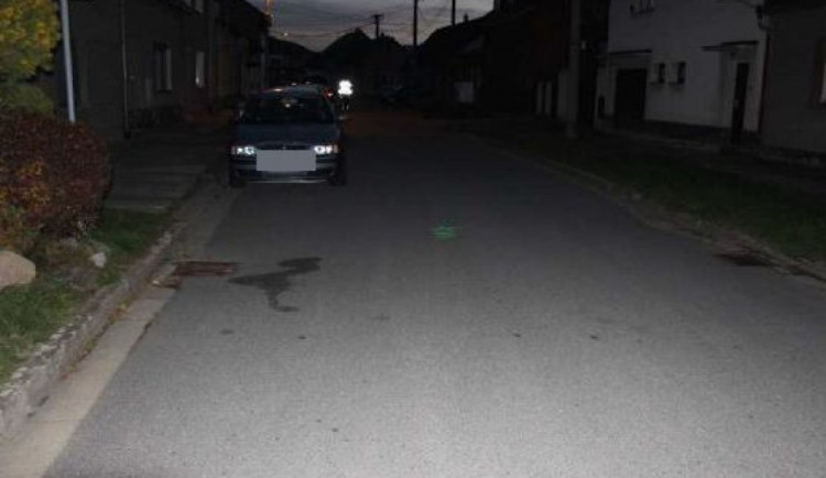 Muž na elektrické koloběžce srazil chodkyni, ta skončila v nemocnici. Policie pátrá po svědcích nehody