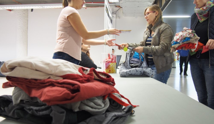 Za čtrnáct hodin darovali lidé v Prostějově dvě tuny oblečení na charitu