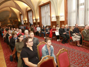 FOTO: Čtyřicet dárců krve si na olomoucké radnici převzalo zlaté medaile za čtyřicet odběrů