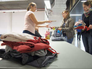 Za čtrnáct hodin darovali lidé v Prostějově dvě tuny oblečení na charitu